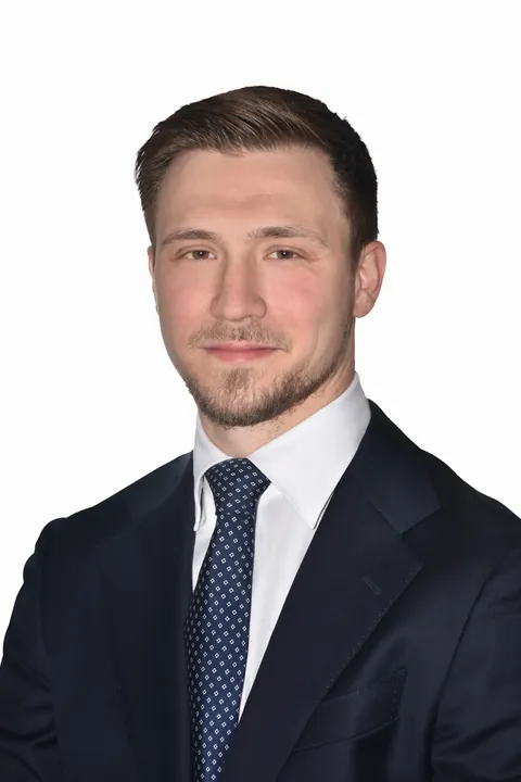 Alem Mešanović, independent operations consultant and founder of Struktura Consulting, in a dark navy suit and tie